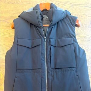 NWOT Theory Down performance puffer vest with hood - Size S